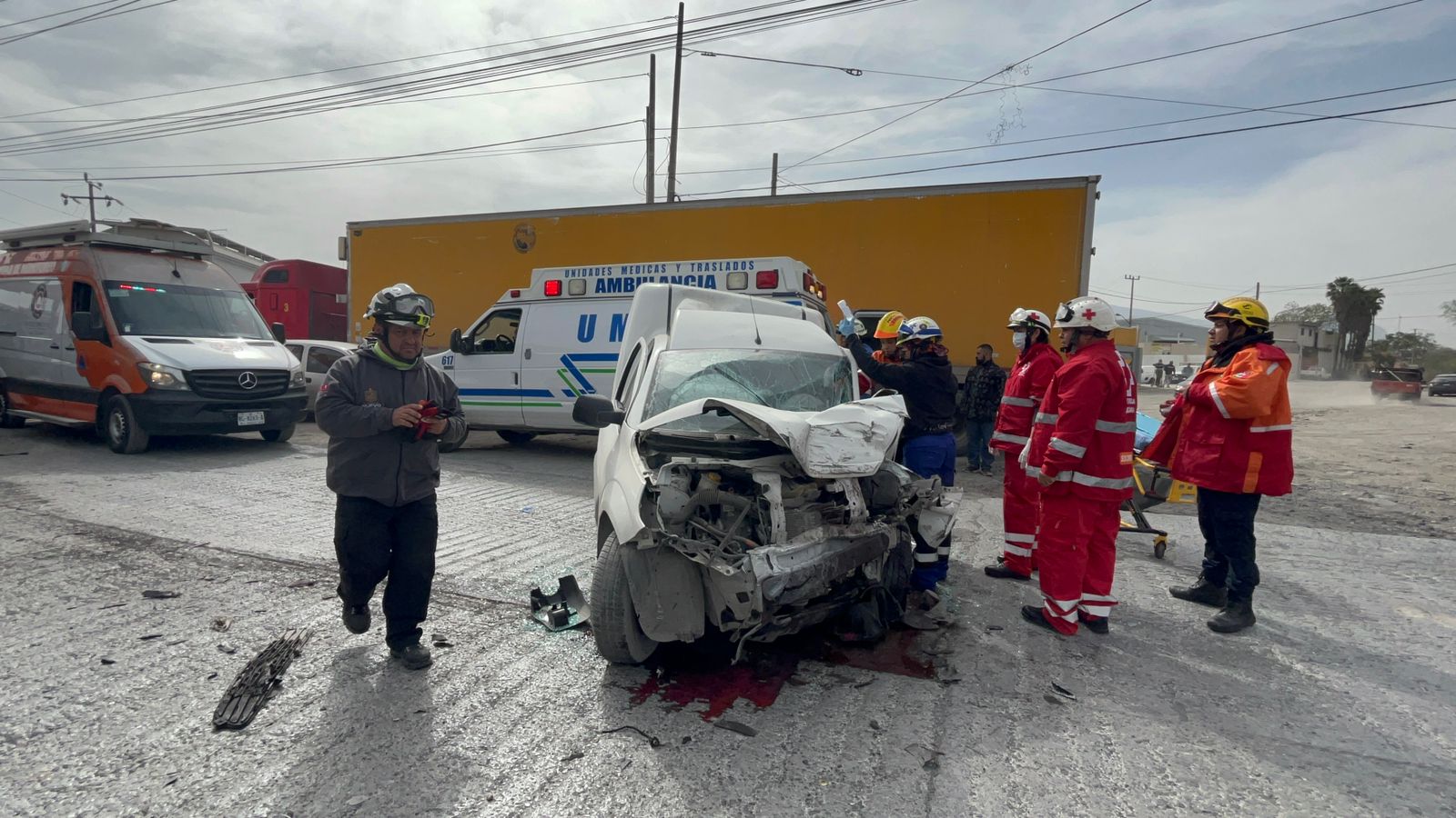 Impacta tren a dos vehículos en Escobedo una persona resulta lesionada