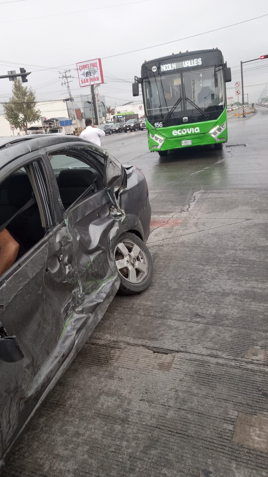 Choque entre Carro y Camión de Ecovía Dos Personas Lesionadas El