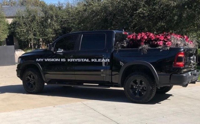 Kanye West le regaló una camioneta llena de flores a Kim Kardashian - El  Semanario de Nuevo León