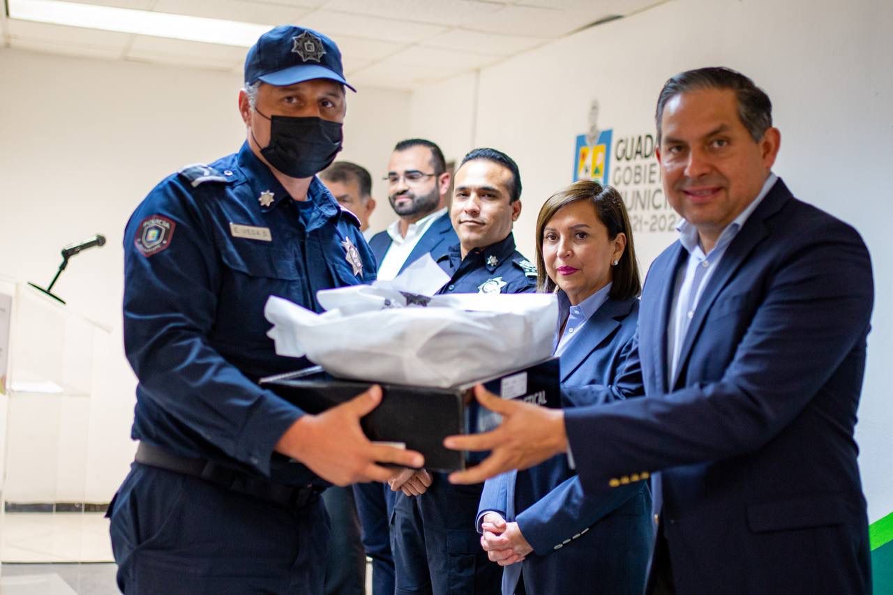 Entrega Cristina Díaz uniformes a elementos de policía y tránsito - El ...