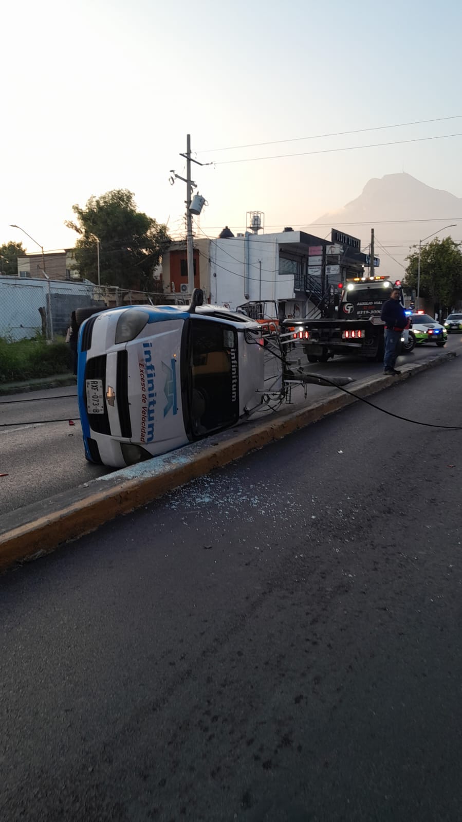 Auto choca contra poste y termina volcado en Guadalupe - El Semanario ...