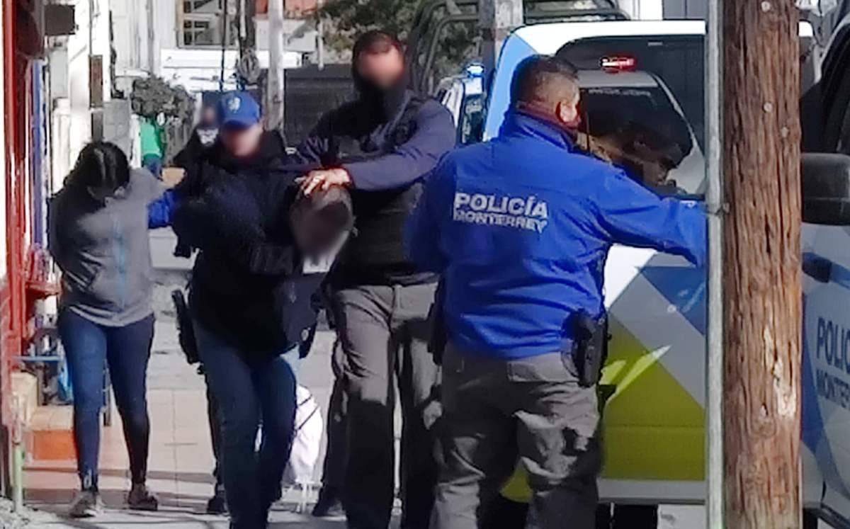 Detienen a dos hombres y una mujer con presunta posesión de armas en un ...