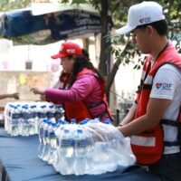 DIF Monterrey reparte agua y gorras ante ola de calor