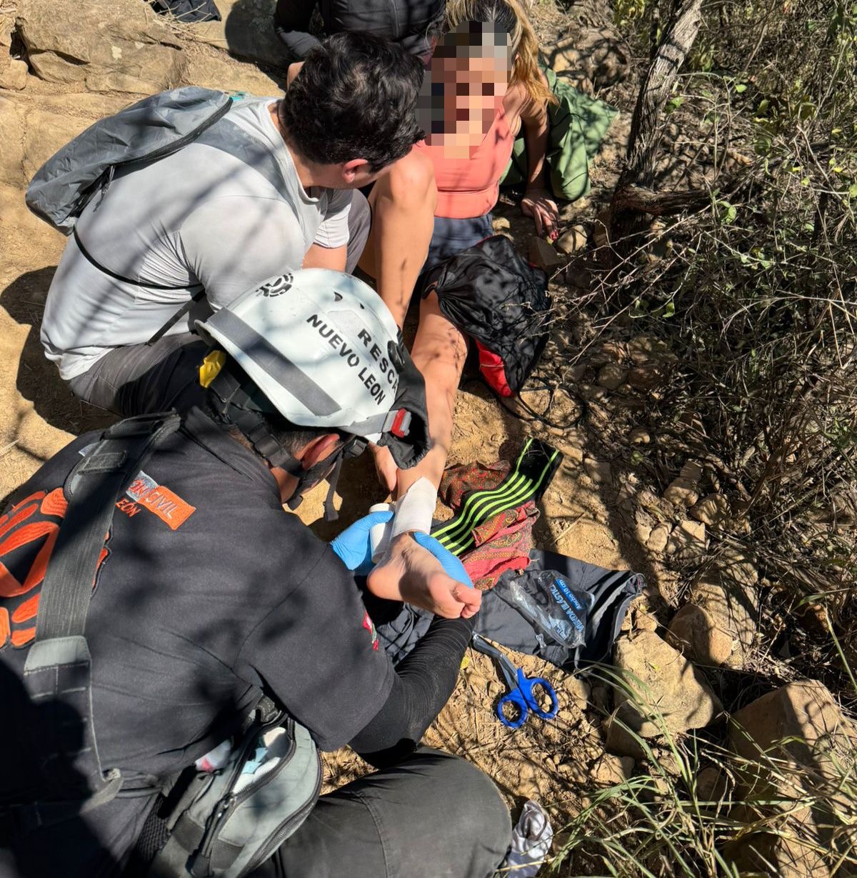 Rescatistas auxilian a mujer lesionada tras caída en zona de cerro en ...